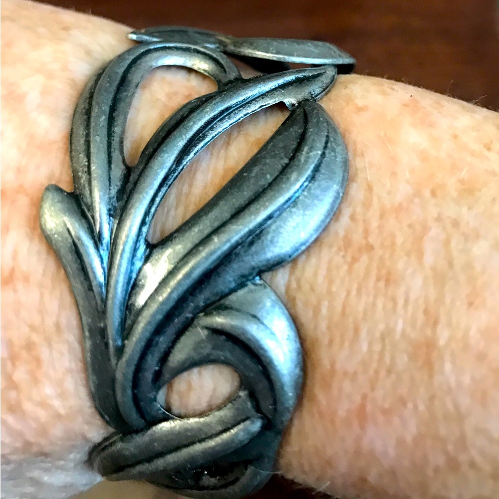 Vintage scrolled spring hinge bracelet